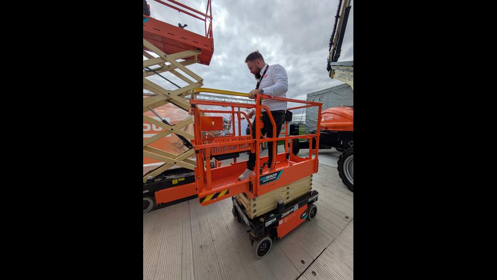 JLG partners with APS image
