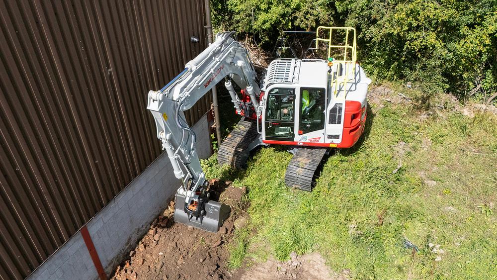 Offset boom on new Takeuchi 15 tonne excavator image
