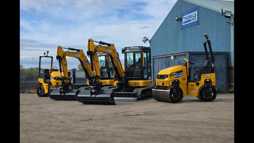 Thomas Plant Hire strengthens relationship with Scot JCB image